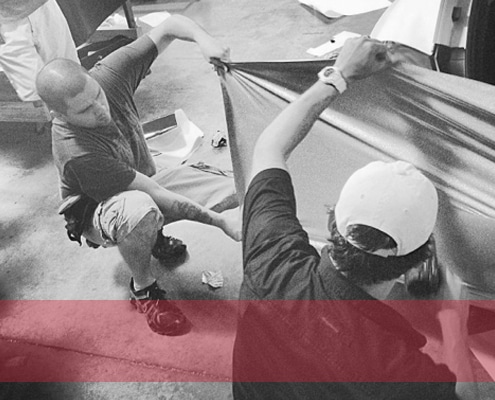 La pose de vos visuels adhésif du marquage véhicule à l'adhésivage de vitrines.