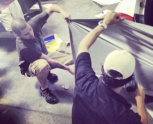 Pose de marquage sur véhicule par des poseurs d'adhésif chevronnés.